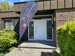 Weiße Aluminium-Haustür von PaX mit zwei Seitenteilen und einem Oberlicht