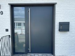 Aluminium Haustür in Anthrazitgrau mit Seitenteil
