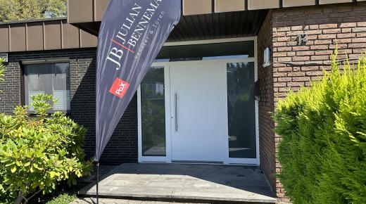 Weiße Aluminium-Haustür von PaX mit zwei Seitenteilen und einem Oberlicht