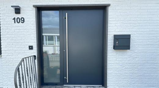 Aluminium Haustür in Anthrazitgrau mit Seitenteil